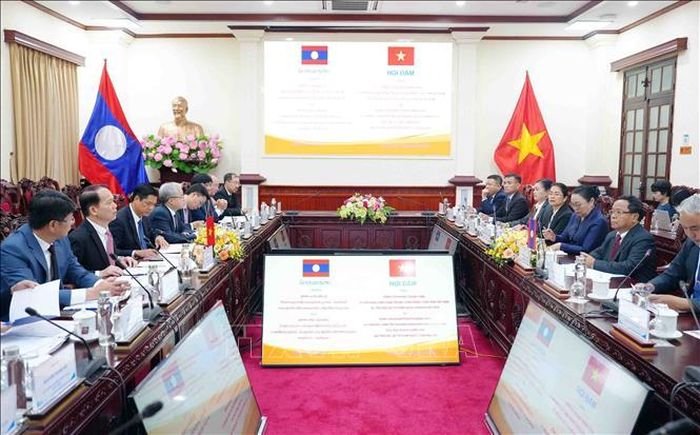 Bộ trưởng Bộ Tư pháp Hoàng Thanh Tùng hội đàm với Phó Thủ tướng, Bộ trưởng Tư pháp Lào Khamphan Phommathat. Ảnh: Phạm Kiên/TTXVN