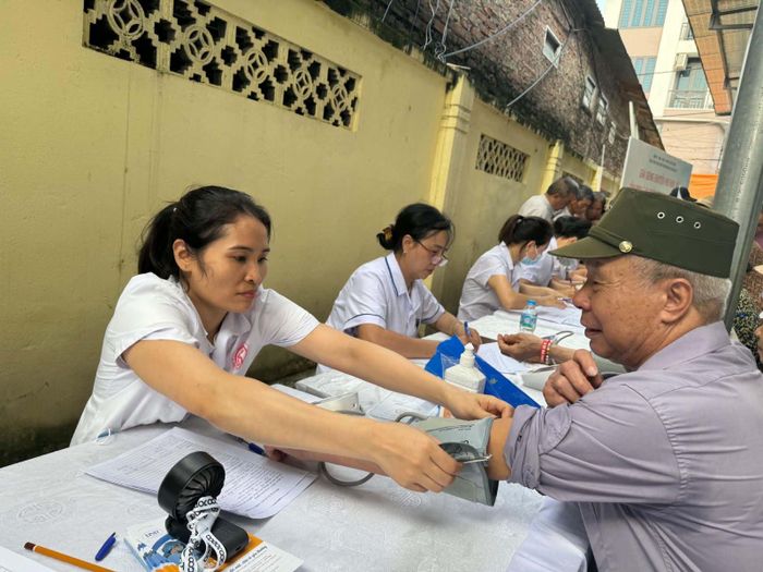 Y bác sĩ tuyến trên hỗ trợ y tế cho trạm y tế. Ảnh: Tạ Nguyên