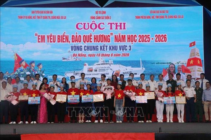 Các đội dự thi Chung kết khu vực 3 cuộc thi “Em yêu biển, đảo quê hương” năm học 2025 - 2026 chụp ảnh cùng Ban Tổ chức.