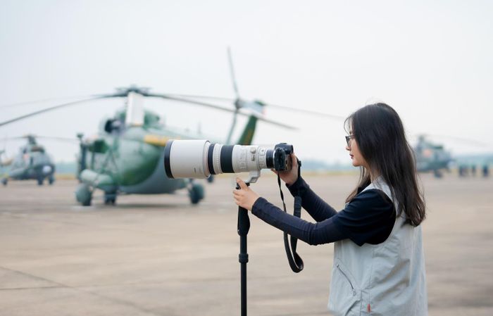 Phương Lâm trong một lần tác nghiệp nhân kỷ niệm 50 năm Ngày Giải phóng miền Nam, thống nhất đất nước. Ảnh: nhân vật cung cấp.