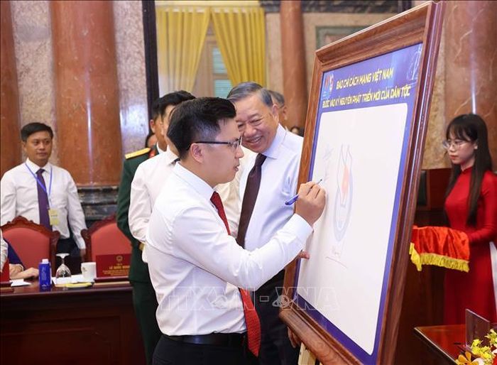 Các nhà báo tiêu biểu ký lưu niệm vào biểu trưng của Hội Nhà báo Việt Nam. Ảnh: Văn Điệp/TTXVN