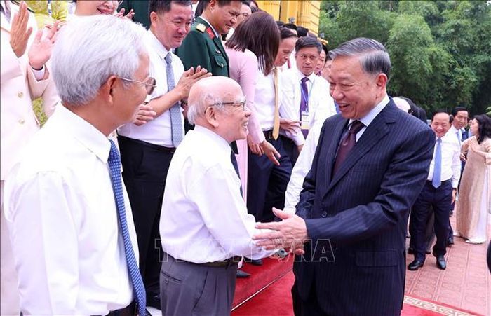 Tổng Bí thư, Chủ tịch nước Tô Lâm với các nhà báo tiêu biểu. Ảnh: Văn Điệp/TTXVN