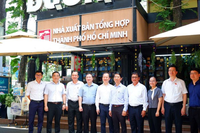 Đoàn khảo sát của Ủy ban Văn hóa và Xã hội của Quốc hội làm việc với Nhà xuất bản Tổng hợp TP Hồ Chí Minh. Ảnh: Hoa Lê
