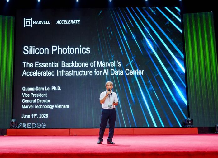 TS. Lê Quang Đạm, Tổng giám đốc Marvell Technology Việt Nam trình bài giải pháp đột phá để vượt qua “bức tường băng thông” thông qua khả năng tích hợp quang học vượt trội. Ảnh: LV