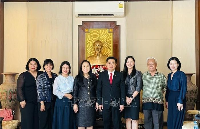 Tổng Lãnh sự Việt Nam tại Khon Kaen, Thái Lan chụp ảnh lưu niệm cùng đoàn đại biểu từ Đại học Khon Kaen. Ảnh: TTXVN phát