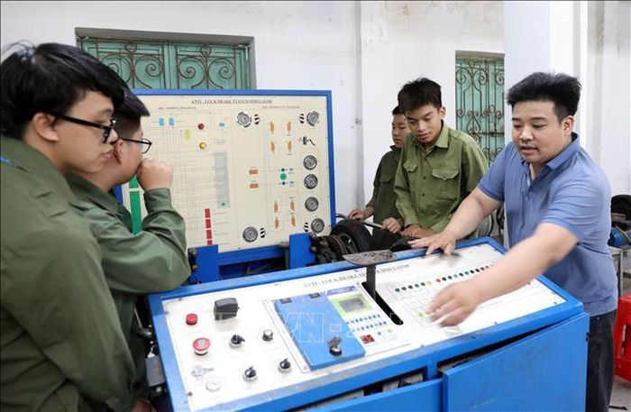 Đào tạo nghề công nghệ ô tô cho học sinh, sinh viên tại trường Cao đẳng nghề Thái Bình. Ảnh: Thế Duyệt/TTXVN