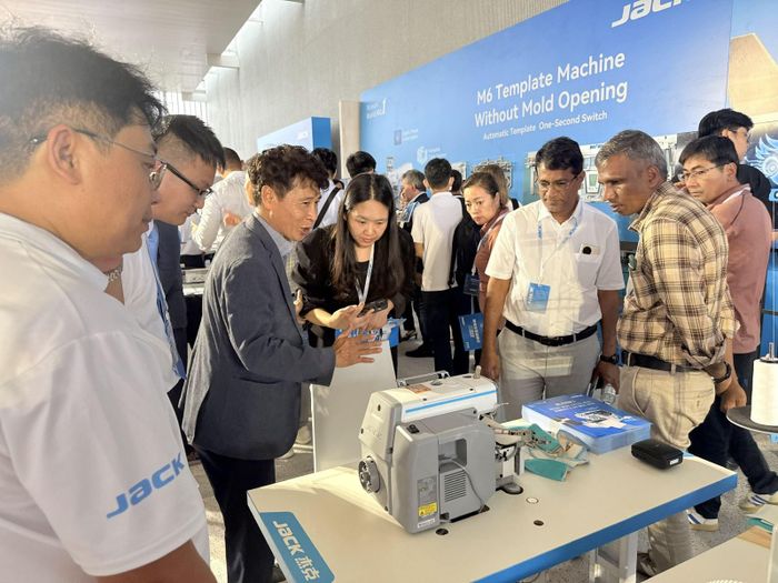 Các đại biểu tham quan và tìm hiểu các thiết bị máy móc ngành dệt may có ứng dụng công nghệ số tại sự kiện.