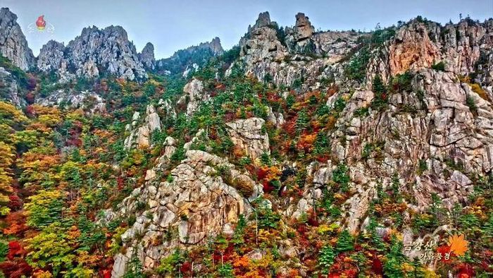 Khung cảnh núi Kumgang của Triều Tiên trong hình ảnh phát sóng ngày 24/10/2023. Ảnh: Yonhap/KCTV