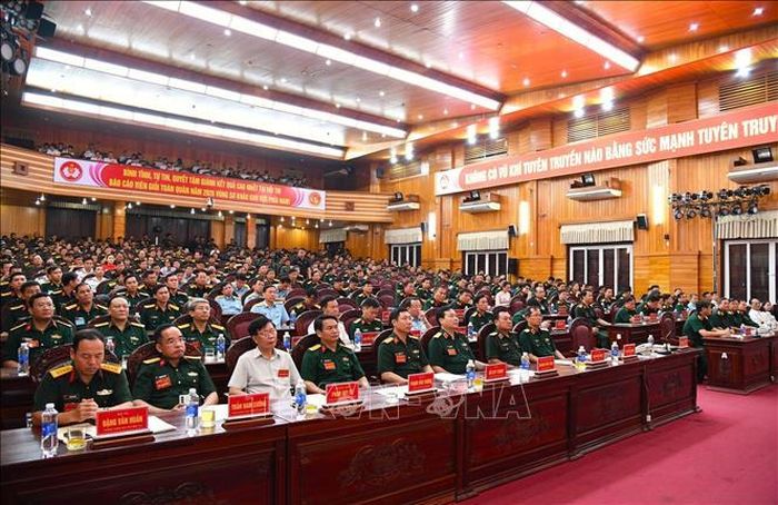 Các đại biểu dự khai mạc. Ảnh: Bộ Tư lệnh Quân khu V/TTXVN phát