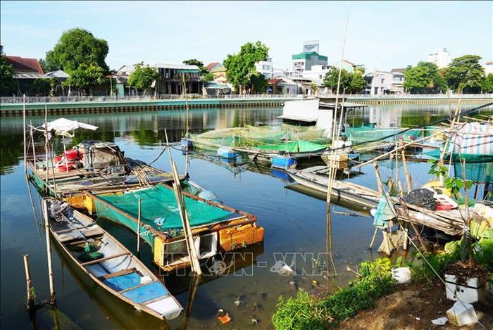 Các lồng bè nuôi cá và công trình tạm trên sông Như Ý, phường Vỹ Dạ, thành phố Huế.