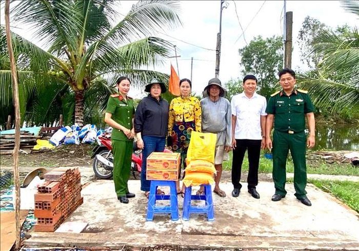 Công an Cà Mau tặng quà cho người dân bị thiệt hại do thiên tai. Ảnh: TTXVN phát