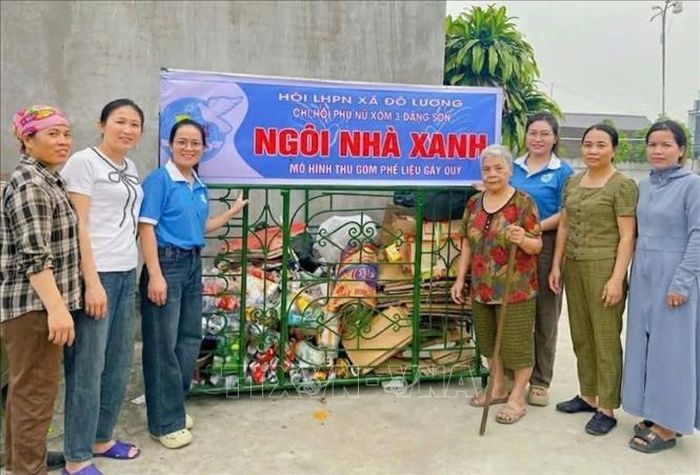 "Ngôi nhà xanh" - mô hình thu gom phế liệu nhằm gây quỹ giúp đỡ phụ nữ khó khăn và trẻ mồ côi ở xã Đô Lương, Nghệ An hoạt động có hiệu quả. Ảnh: TTXVN phát