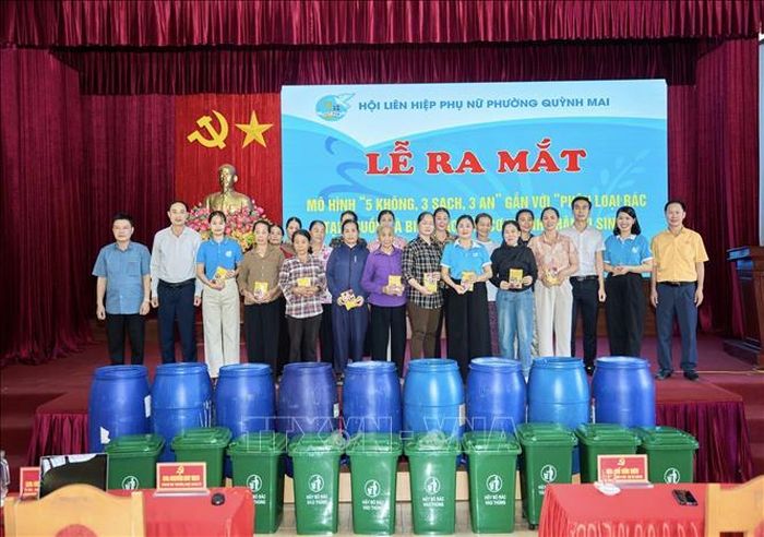 Phụ nữ Quỳnh Mai, Nghệ An ra mắt mô hình "5 không, 3 sạch, 3 an" gắn với phân loại rác thải nhằm bảo vệ môi trường xanh và phát triển du lịch biển. Ảnh: TTXVN phát