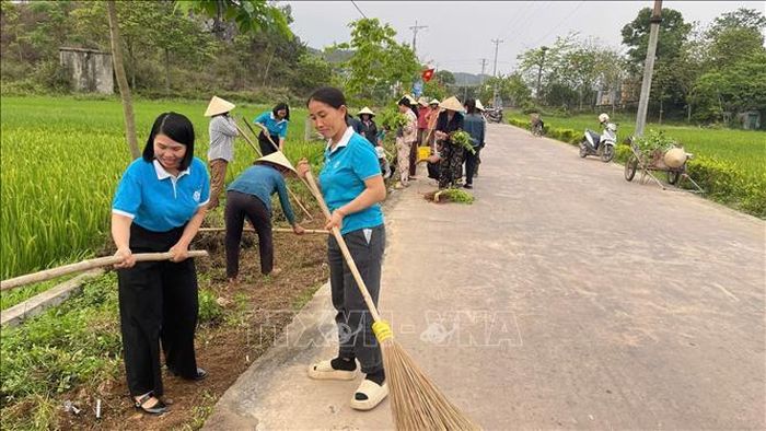Tại Chi hội 11, một hàng rào xanh dài hơn 500m với 2.500 cây mắt ngọc rải dọc tuyến đường xuống Đền Phùng Hưng, kết hợp với tuyến đường cờ Tổ quốc tại Chi hội Thành Công, tạo ấn tượng thị giác mạnh mẽ và văn minh trong lòng du khách thập phương. Ảnh: TTXVN phát