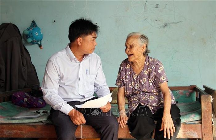 Tổ công tác lưu động xã Trần Đề đến tận nhà thăm hỏi, hướng dẫn và hỗ trợ người cao tuổi gặp rào cản đi lại hoàn tất các thủ tục ủy quyền nhận trợ cấp xã hội.