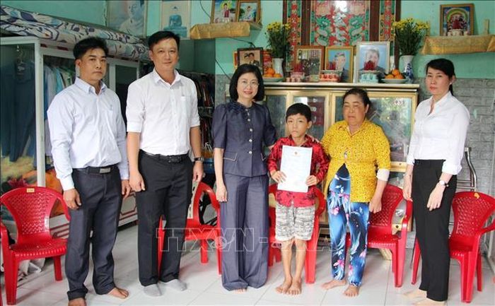 Lãnh đạo xã Trần Đề đến tận nơi hỗ trợ làm và trao tận tay Giấy khai sinh cho em Nguyễn Văn Hoàng Tuấn (9 tuổi, ấp Giồng Chùa).