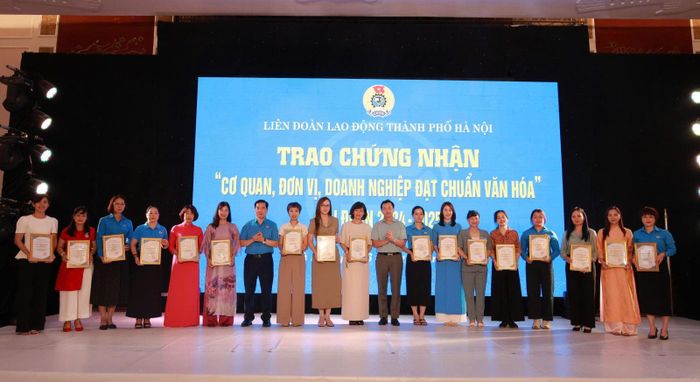 Trao chứng nhận "Cơ quan, đơn vị, doanh nghiệp đạt chuẩn văn hóa".