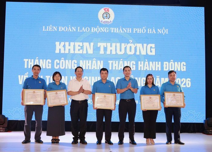 Khen thưởng các đơn vị đạt thành tích trong Tháng Công nhân 2026.