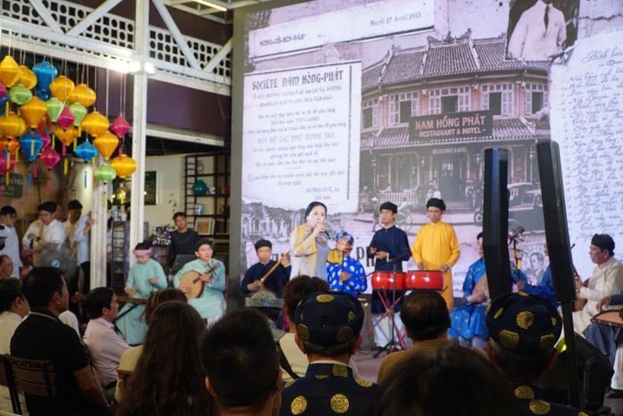 Biểu diễn đờn ca tài tử tại không gian Đường sách TP Hồ Chí Minh.