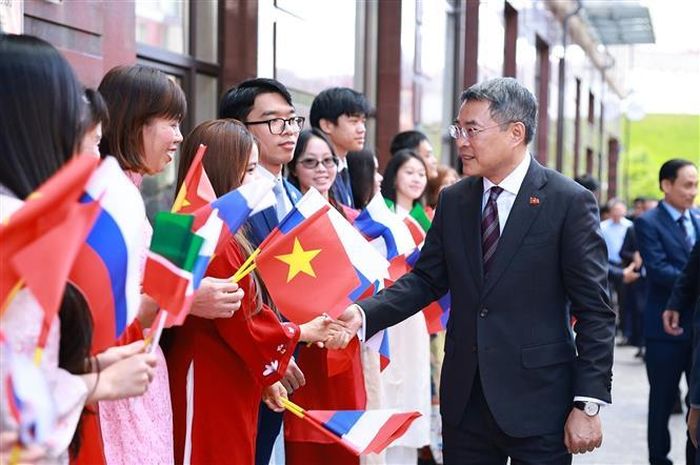 Cán bộ, nhân viên Đại sứ quán và cộng đồng người Việt Nam tại thành phố Kazan, Cộng hòa Tatarsta đón Thủ tướng Lê Minh Hưng. Ảnh: Dương Giang/TTXVN
