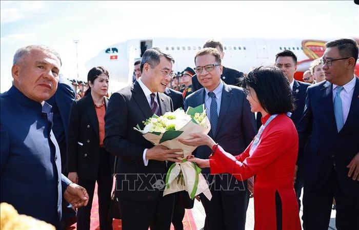Lễ đón Thủ tướng Lê Minh Hưng đến thành phố Kazan, Cộng hòa Tatarsta, Liên bang Nga bắt đầu chuyến tham dự Hội nghị Cấp cao Kỷ niệm 35 năm quan hệ ASEAN-Nga. Ảnh: Dương Giang/ TTXVN