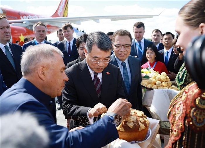 Lãnh đạo Cộng hòa Tatarstan mời Thủ tướng Lê Minh Hưng dùng bánh mì muối và kẹo ngọt theo nghi thức truyền thống đón khách quý của địa phương. Ảnh: Dương Giang/TTXVN
