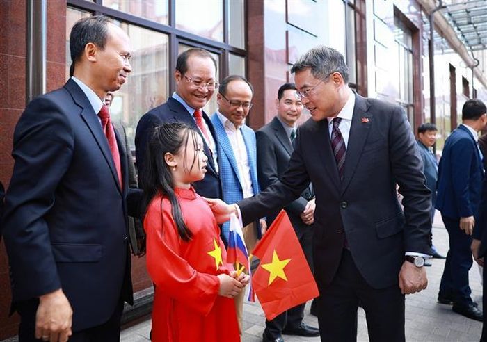 Cán bộ, nhân viên Đại sứ quán và cộng đồng người Việt Nam tại thành phố Kazan, Cộng hòa Tatarsta đón Thủ tướng Lê Minh Hưng. Ảnh: Dương Giang/TTXVN