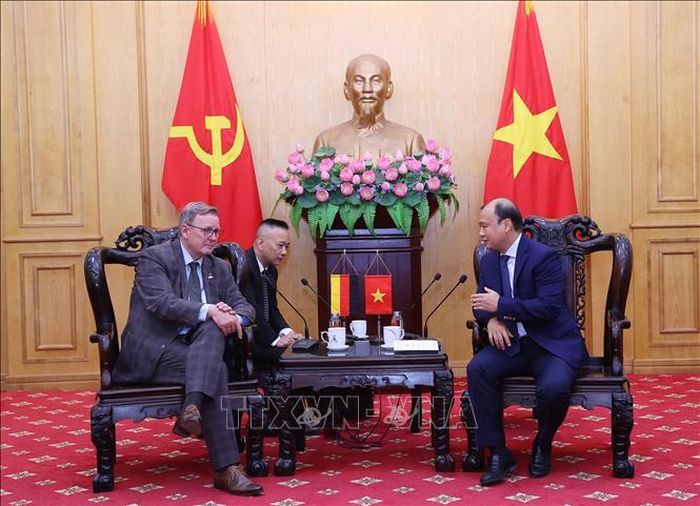 Phó Giám đốc Thường trực Học viện Chính trị quốc gia Hồ Chí Minh Lê Hải Bình tiếp ông Bodo Ramelow, Phó Chủ tịch Quốc hội Cộng hòa Liên bang Đức. Ảnh: Văn Điệp/TTXVN