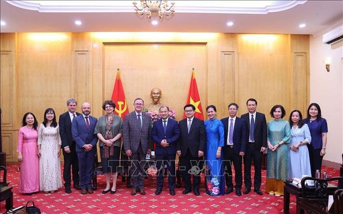 Phó Giám đốc Thường trực Học viện Chính trị quốc gia Hồ Chí Minh Lê Hải Bình và ông Bodo Ramelow, Phó Chủ tịch Quốc hội Cộng hòa Liên bang Đức với các đại biểu. Ảnh: Văn Điệp/TTXVN