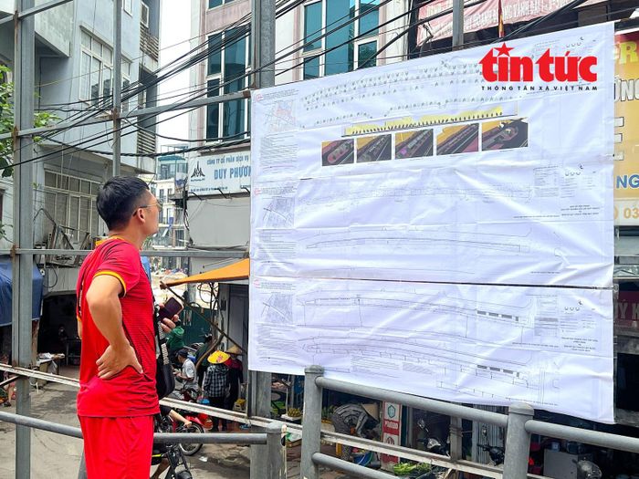 Bản đồ quy hoạch dự án được công khai trên đường La Thành thu hút sự quan tâm của người dân.