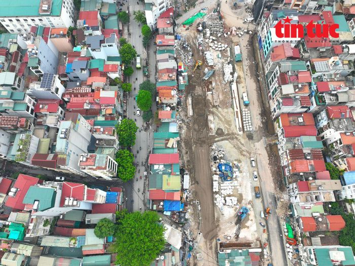 Theo quy hoạch 1/500, dãy nhà nằm giữa đường Vành đai 1 và đường La Thành đoạn Hoàng Cầu - Láng Hạ sẽ được giải phóng mặt bằng để thực hiện dự án xây dựng bãi đỗ xe, trạm sạc, vườn hoa...