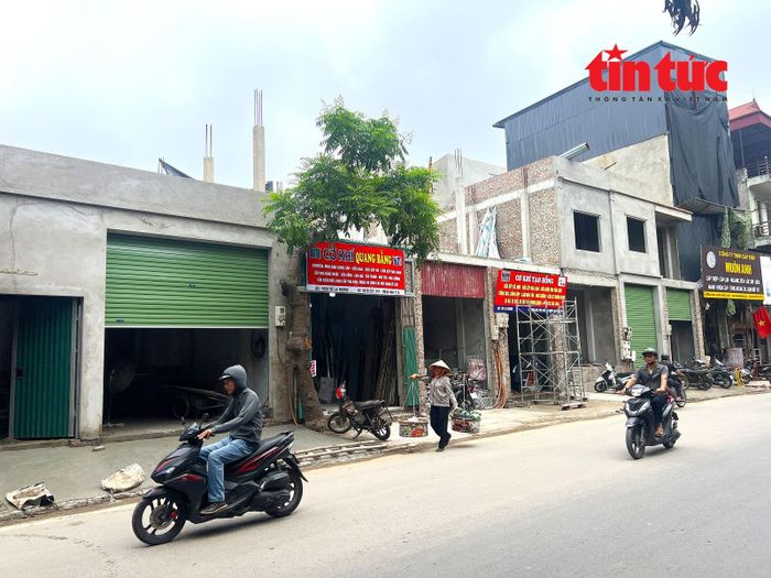Một số ngôi nhà trên đường La Thành phải tạm dừng thi công do nằm trong phạm vi thực hiện dự án.