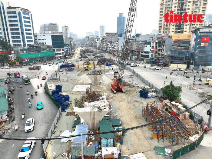 Dự án đường Vành đai 1 đoạn Hoàng Cầu - Voi Phục đang bước vào giai đoạn thi công cao điểm với 2 cầu vượt tại các nút giao Láng Hạ và Nguyễn Chí Thanh, phấn đấu hoàn thành toàn tuyến trong năm 2026.
