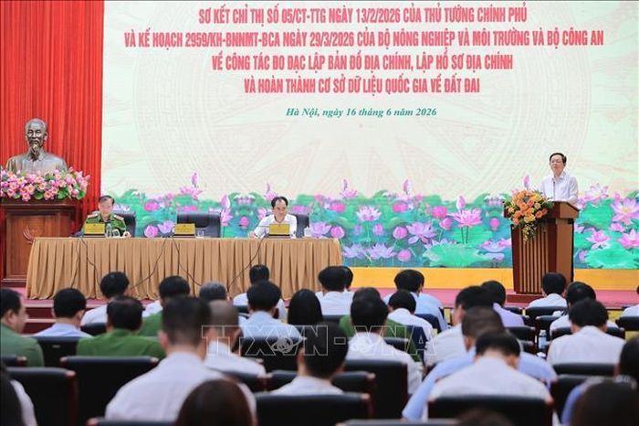 Phó Thủ tướng Chính phủ Hồ Quốc Dũng phát biểu chỉ đạo tại Hội nghị. Ảnh: Lê Đông/TTXVN