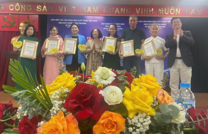 Vinh danh các cơ sở có nhiều đóng góp trong chăm sóc sức khỏe cộng đồng.
