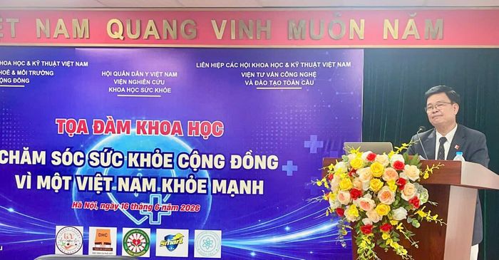 PGS.TS Phạm Lê Tuấn - Chủ tịch Hội Quân dân y Việt Nam, phát biểu đề dẫn tại Tọa đàm.