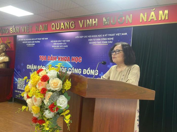 PGS.TS Mai Thị Hương - Viện trưởng Viện Sức khỏe và Môi trường, tham luận tổng quát.
