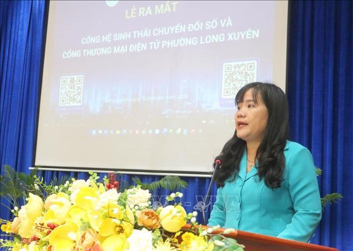 Bà Đoàn Thị Hương Hà, Chủ tịch UBND phường Long Xuyên (tỉnh An Giang) phát biểu tại buổi ra mắt Hệ sinh thái chuyển đổi số và Cổng thương mại điện tử phường Long Xuyên.