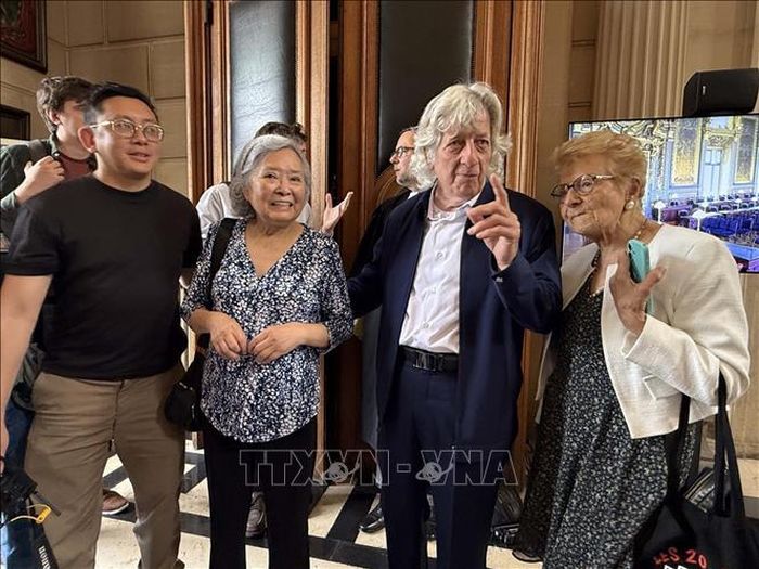 Bà Trần Tố Nga chụp ảnh cùng ông Gérard Daviot (thứ ba từ trái sang), cựu Chủ tịch Hội Hữu nghị Pháp - Việt (AAFV), và bà Hélène Luc (ngoài cùng bên phải), Thượng nghị sĩ danh dự Pháp, sau phiên tranh tụng tại Tòa Phá án Pháp. Ảnh: Hữu Chiến/TTXVN.