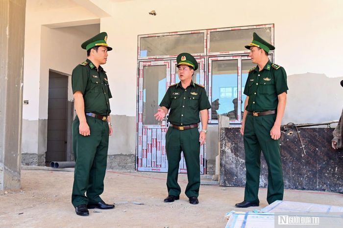 Bộ đội Biên phòng Tp.Huế đã huy động cán bộ, chiến sĩ tham gia hỗ trợ đơn vị thi công. (Ảnh: Võ Tiến)