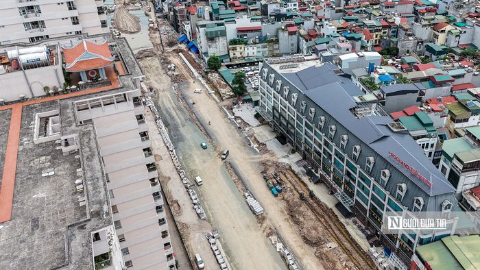 Mặt đường cũng đã được trải đá, lu lèn nền đường.