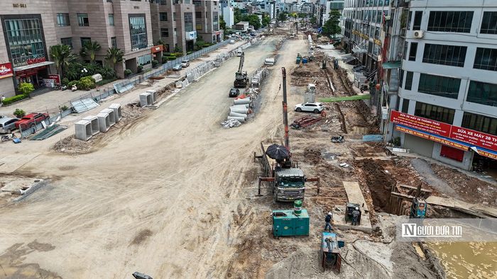 Máy móc và công nhân đang được triển khai, thi công rầm rộ trên công trường đoạn Khu đô thị mới Dịch Vọng.