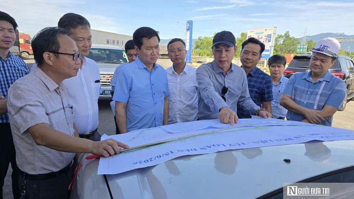 Thứ trưởng Bộ Xây dựng Nguyễn Tường Văn (áo xanh) cùng đoàn công tác kiểm tra tiến độ cao tốc Hòa Liên - Túy Loan thuộc tuyến cao tốc Bắc - Nam phía Đông.