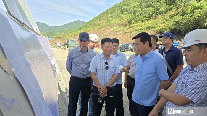 Thứ trưởng Bộ Xây dựng Nguyễn Tường Văn làm việc với chủ đầu tư và các đơn vị liên quan để tháo gỡ các "nút thắt" cuối cùng của dự án cao tốc Hòa Liên - Túy Loan.