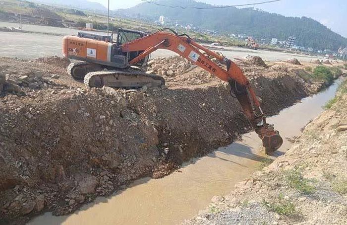 Địa phương đang huy động máy móc, nạo vét kênh mương để lấy nước phục vụ gieo mạ.
