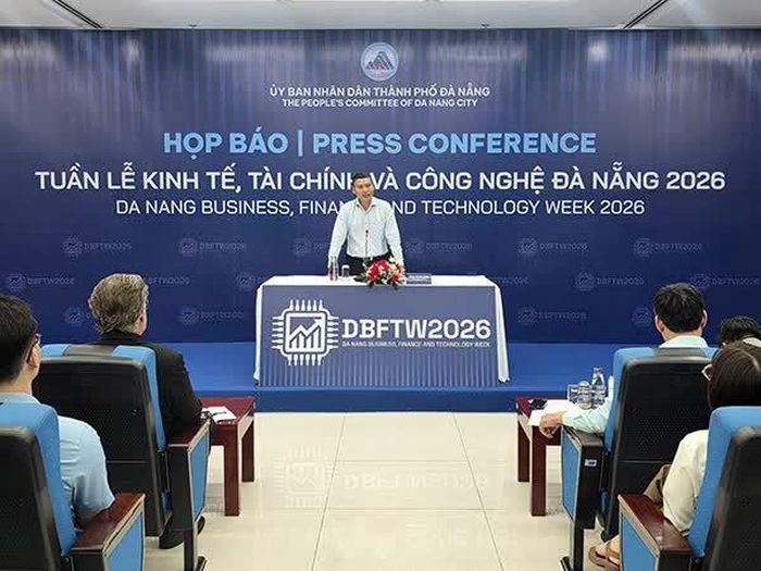 Phó Chủ tịch Thường trực UBND TP Đà Nẵng Hồ Kỳ Minh phát biểu tại buổi họp báo.