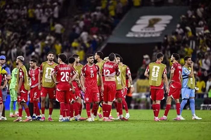 Các cầu thủ Tunisia buồn bã, thất vọng sau trận thua đậm Thụy Điển. Ảnh: Ifeng.
