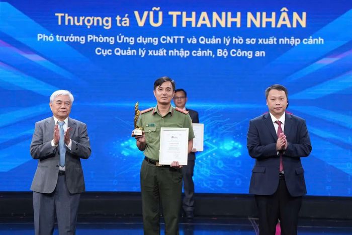 Thượng tá Vũ Thanh Nhân, Phó Trưởng phòng Ứng dụng CNTT và Quản lý hồ sơ xuất nhập cảnh (Cục Quản lý xuất nhập cảnh, Bộ Công an) là một trong ba cá nhân được vinh danh cá nhân trong giải VDA 2025.