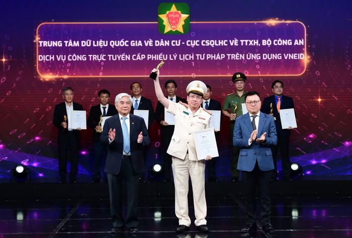 Trung tâm Dữ liệu Quốc gia về dân cư – Cục Cảnh sát quản lý hành chính và trật tự xã hội, Bộ Công an được tôn vinh tại Giải thưởng Chuyển đổi số Việt Nam các năm 2022 và 2024.