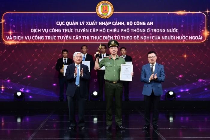 Cục Quản lý xuất nhập cảnh - Bộ Công an được trao giải thưởng năm 2024 với giải pháp “Dịch vụ công toàn trình cấp, cấp lại, sửa đổi, bổ sung Hộ chiếu phổ thông cho công dân Việt Nam và Dịch vụ công cấp thị thực điện tử theo đề nghị của người nước ngoài”.